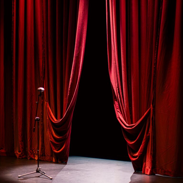 Read more about the article FÜGGÖNYÖK HANGSZIGETELŐ HATÁSA – SZAKMAI MUTATÓ A HATÉKONY ZAJVÉDELEMHEZ