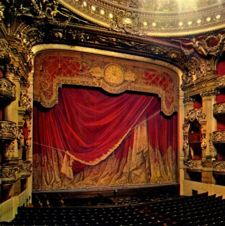 Read more about the article A SZÍNHÁZI FÜGGÖNYÖK VILÁGA