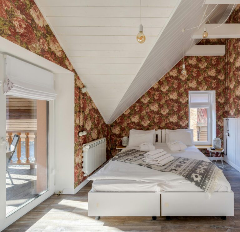 Read more about the article MEDITERRÁN HANGULAT FÜGGÖNNYEL – KÖNNYŰ ANYAGOK, NYUGODT SZÍNEK