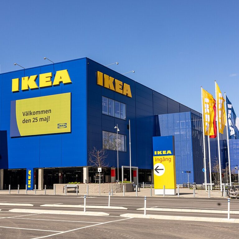 Read more about the article MIÉRT NEM UGYANAZ AZ IKEA FÜGGÖNY ÉS AZ EGYEDI KÉSZÍTÉSŰ FÜGGÖNY?